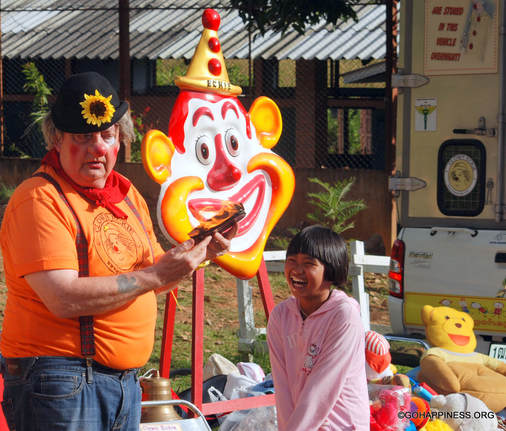 Clown_Eckie_giving_Happiness_Thailand