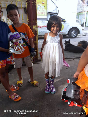 Gift_of_Happiness_Bangkok_Street_Kids_Givaway.Oct.2108