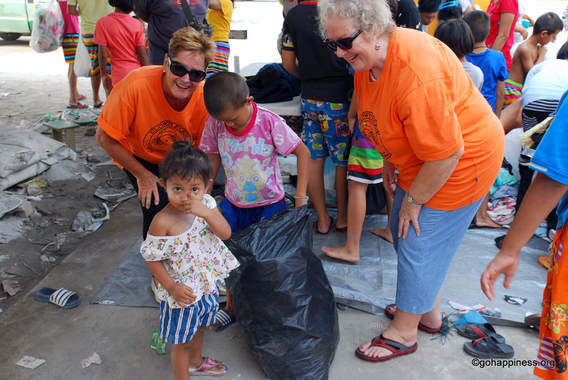 Big_Bangkok_Giveaway_to_Kids_on_Garbage_Dump